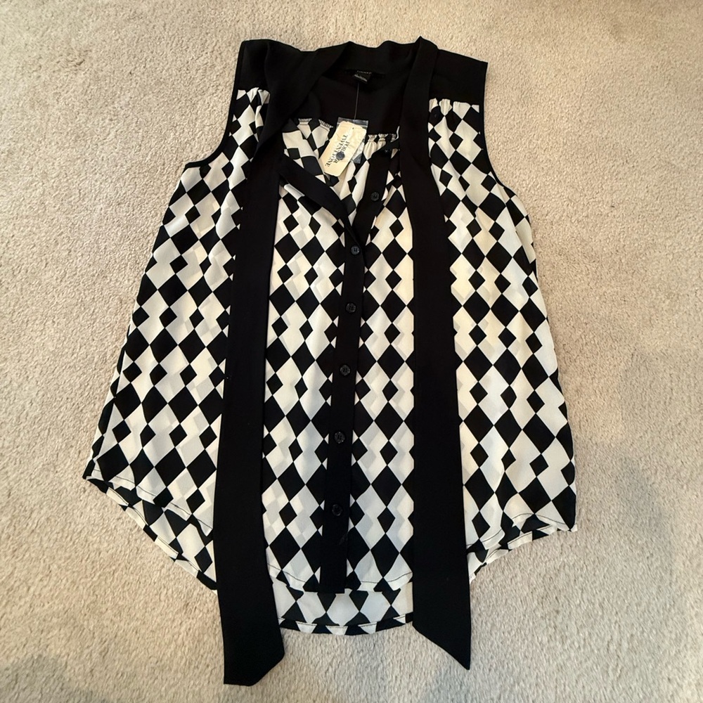 Forever 21 Black and White Diamond Pattern Blouse